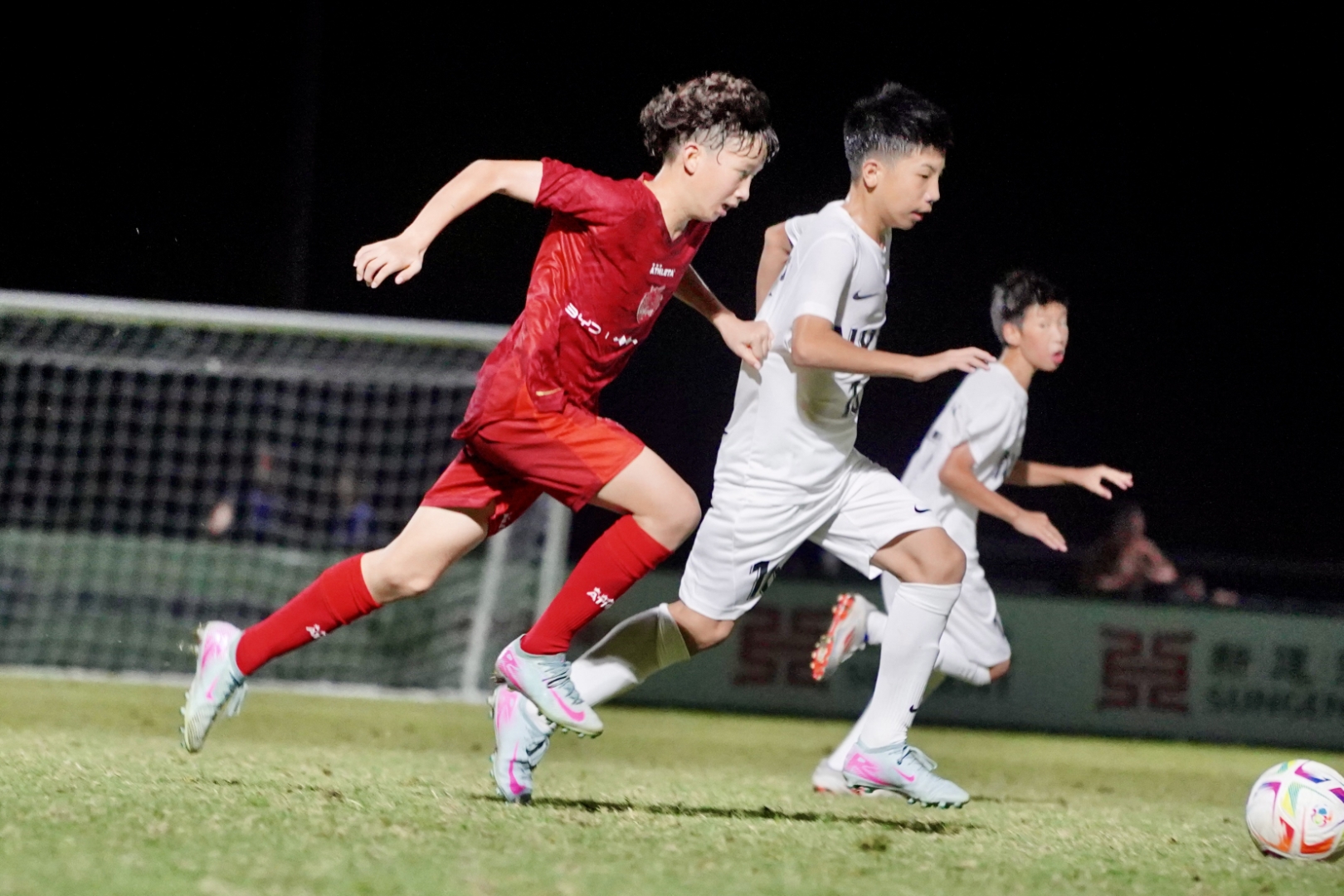 足球淘汰赛上演强强对话，渝州貔貅队读秒扳平祁连灰熊队，团队配合流畅；禁区内连续解围的简单介绍