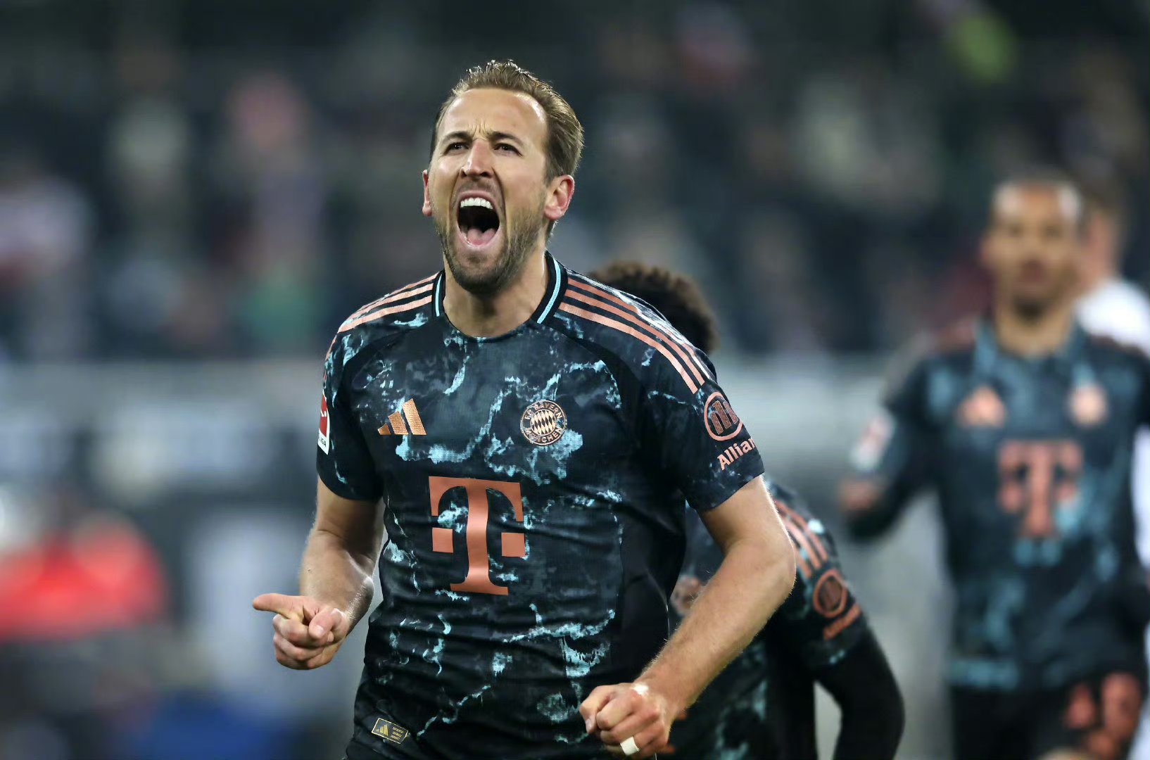 凯恩连续十二场比赛得分超过表现优异，老鹰不断突破！观众掌声雷动(我已无法返航是谁说的)