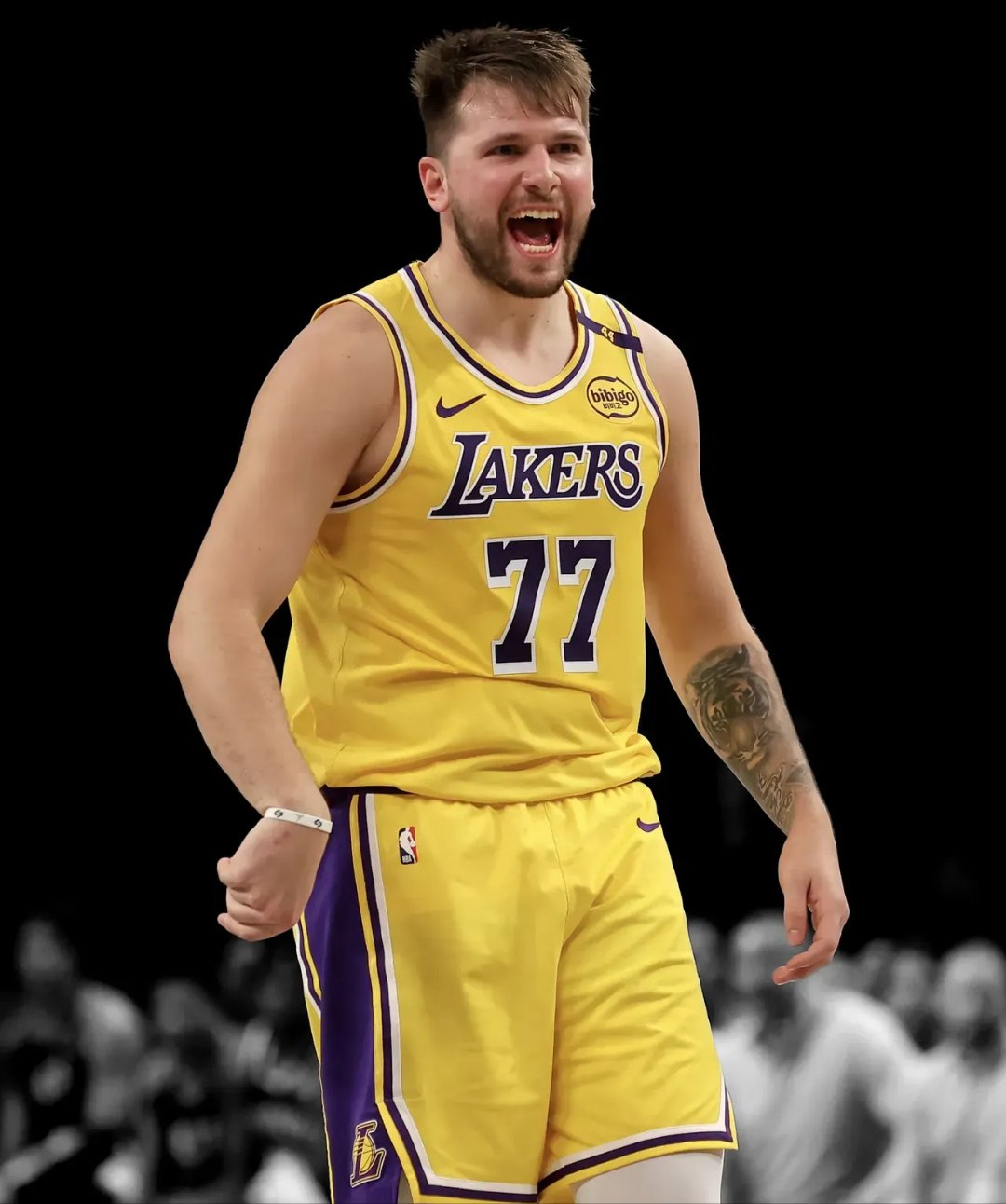 九游体育-关于东契奇回归赛场，精彩发挥首场状态亮眼，DWG观众沸腾！的信息